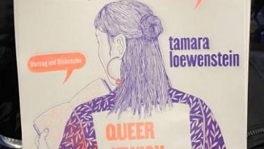 Ein illustriertes Poster zeigt eine weibliche Person von Hinten, die in ein Buch schaut und lange Haare trägt einen Creolen-Ohrring mit einem Davidstern. Auf ihrem Rücken steht der Titel der Veranstaltung und darum herum weitere Infos wie "Kostenlos" und "Für Alle". Das Poster ist zweifarbig in Lila und Neon-Orange gedruckt. 